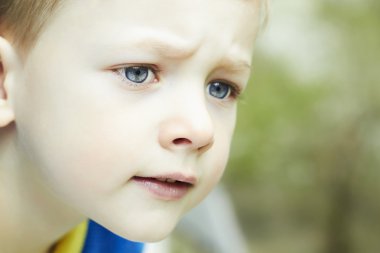 komik genç mutlu çocuk. Çocuk açık yüzü