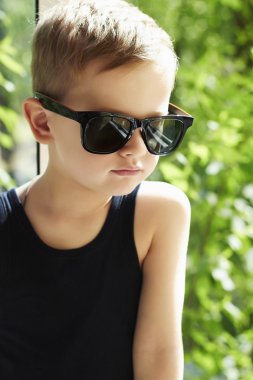 güneş gözlüklü genç yakışıklı çocuk. Açık moda çocuk