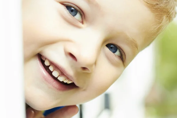 Adorável jovem menino feliz olhando para a câmera. Rosto exterior da criança sorridente — Fotografia de Stock
