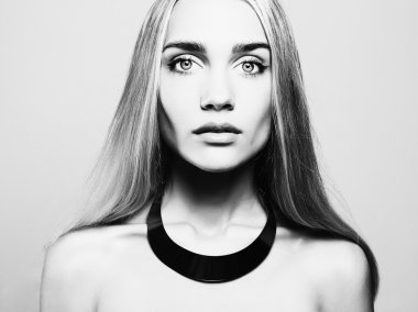 Genç sarışın kadın. Güzel Girl.monochrome moda portrait.blonde kolye