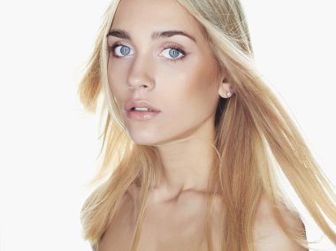 güzel genç kadın uzun saçlı beyaz background.blonde kız