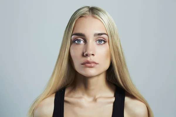 Jonge blonde vrouw met blauwe ogen. Mooie blonde meisje — Stockfoto