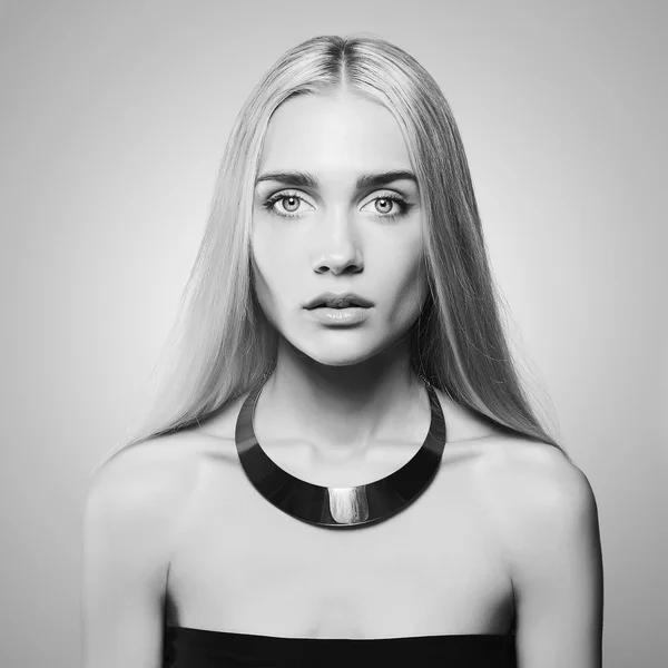 Joven mujer rubia.Hermosa Girl.monocromo moda portrait.blonde en collar — Foto de Stock