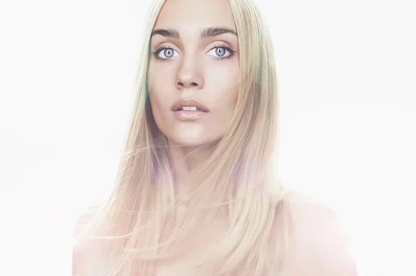 Schöne junge Frau mit langen Haaren auf weißem Hintergrund. Blondes Mädchen — Stockfoto