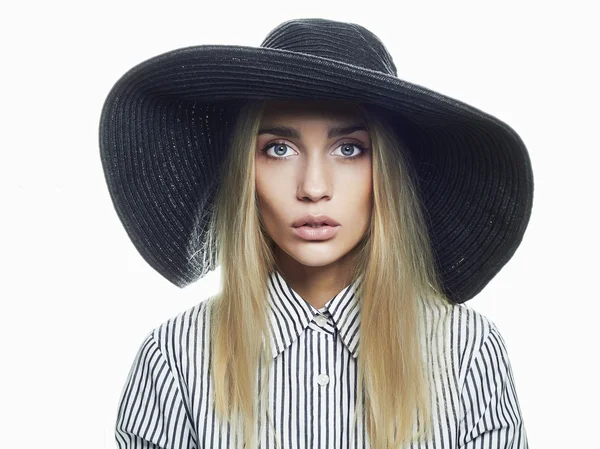 Όμορφη ξανθιά γυναίκα στο μαύρο καπέλο. Μοντέλο της μόδας κορίτσι ομορφιά κομψότητα — Φωτογραφία Αρχείου