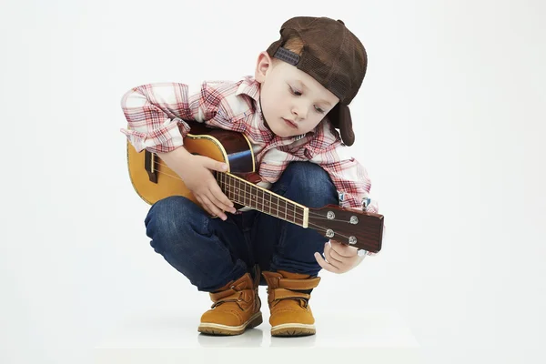 Criança engraçada menino com guitarri.country menino tocando música — Fotografia de Stock