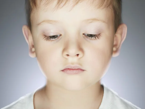 Triste enfant. petit garçon — Photo