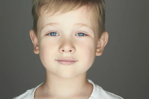 Enfant. drôle petit garçon. Les enfants à la mode du monde. Émotion enfants — Photo