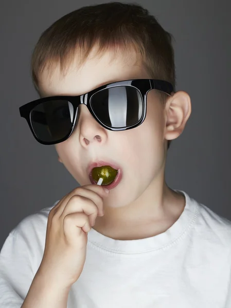 Kind. grappige kleine jongen. 5 jaar oud. Trendy kinderen van de wereld — Stockfoto