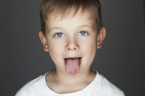아이입니다. 재미 있는 작은 소년. World.kids 감정의 유행 아이 들 — 스톡 사진