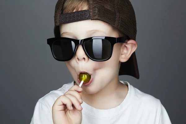 Divertido joven comiendo una piruleta — Foto de Stock