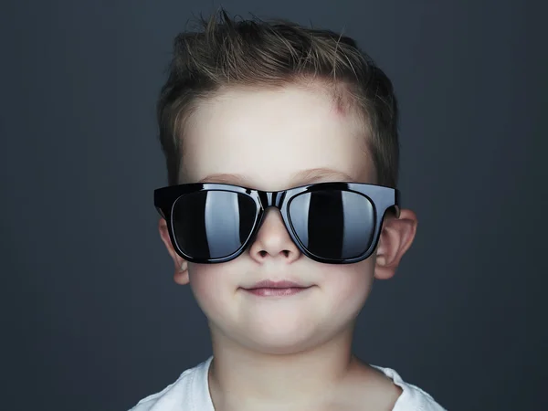 Funny child.fashionable petit garçon dans les lunettes de soleil — Photo