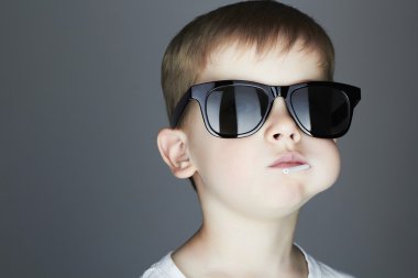 çocuk. komik küçük çocuk. beş yaşında. Dünyanın moda çocukları