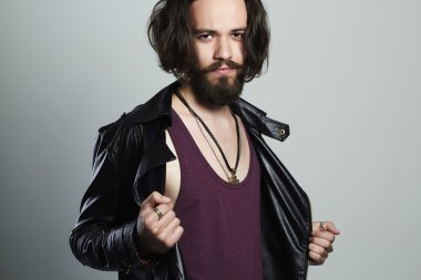 şık genç bir deri ceketli adamı sakallı. Hipster