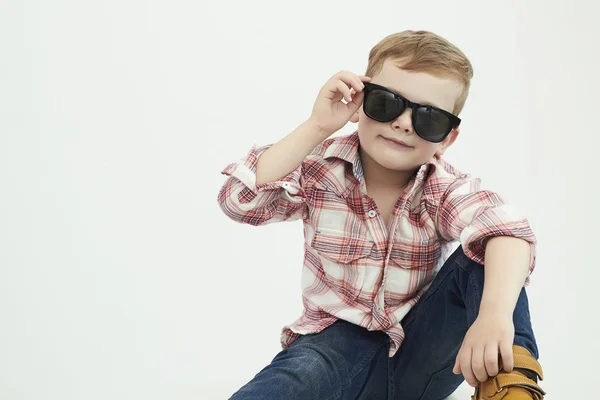Roliga child.fashionable liten pojke i sunglasses.stylish kid i gula skor — Stockfoto