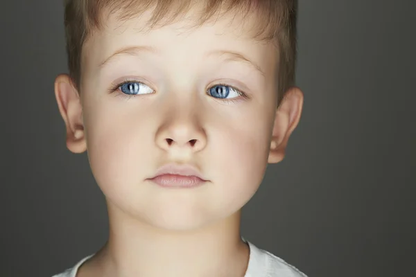 子。面白い少年。5 歳。世界の流行の子供 — ストック写真