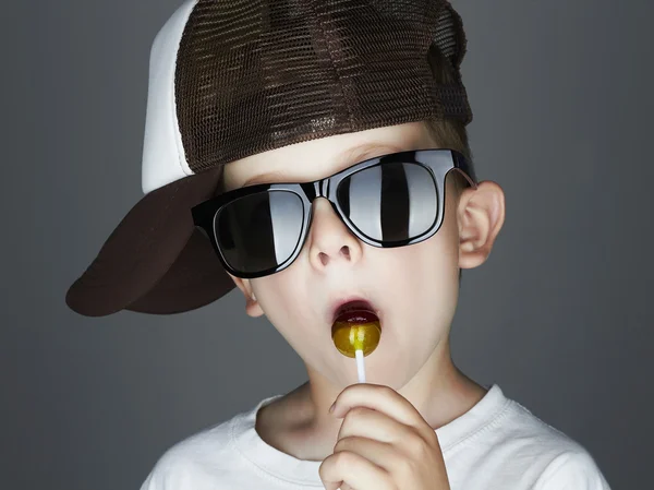 Divertido joven comiendo una piruleta — Foto de Stock