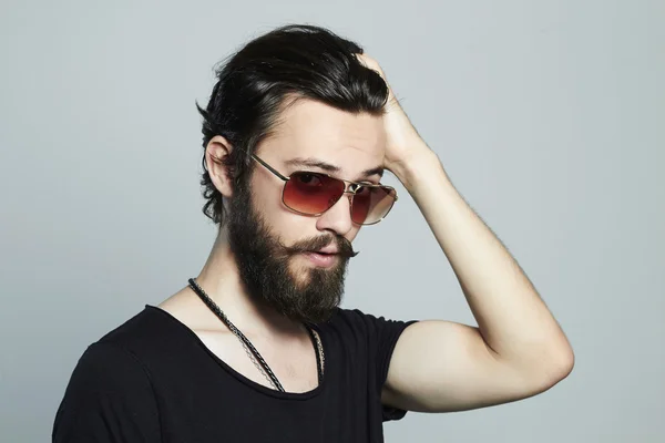 Hombre guapo de moda. Brutal barbudo Sexy chico en gafas de sol de moda — Foto de Stock