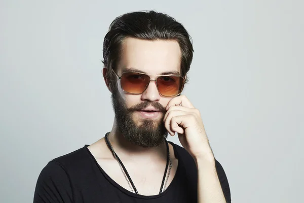 Hombre guapo de moda. Brutal barbudo Sexy chico en gafas de sol de moda — Foto de Stock