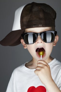 Bir lolipop yemek komik delikanlı