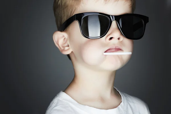 Barn. rolig liten pojke. 5 år gammal. Trendiga barn i världen — Stockfoto