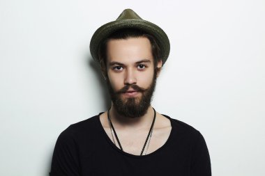 Sakallı yakışıklı şapkalı. Vahşi çocuk