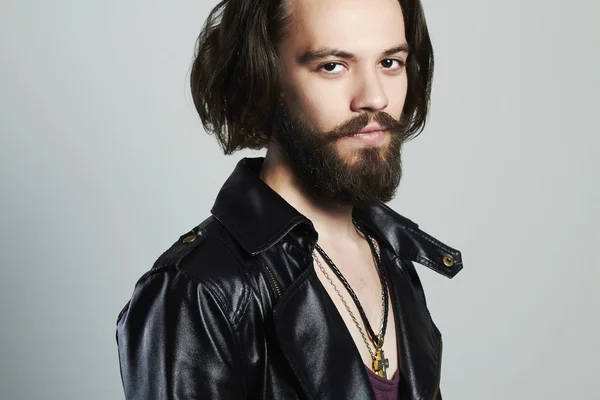 Hombre barbudo joven de moda en una chaqueta de cuero. Hipster. — Foto de Stock