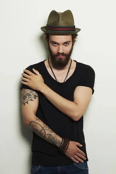 Όμορφος άνθρωπος με το καπέλο. Βάναυση γενειοφόρος αγόρι με τατουάζ — Φωτογραφία Αρχείου