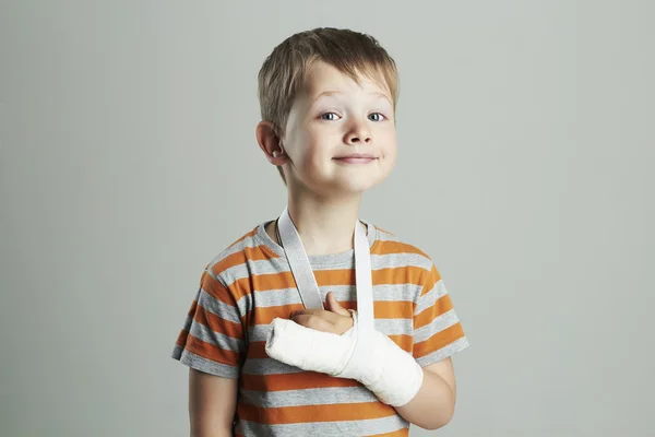 Kleiner Junge in einem Cast.Kind mit gebrochenem Arm. Lustiges Kind nach Unfall — Stockfoto