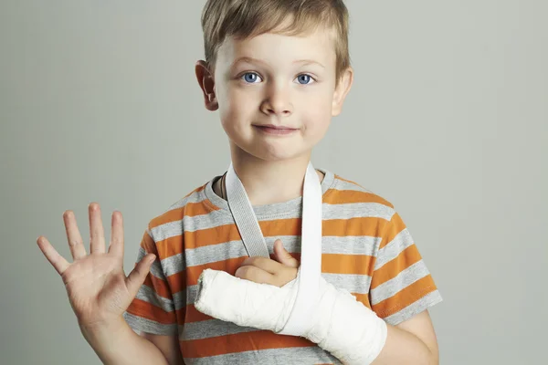 Little boy in a cast.child with a broken arm. funny kid after accident — Stock Photo, Image