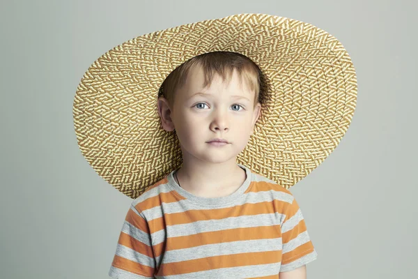 Jongen met stro hoed. studio portret van grappige kind — Stockfoto