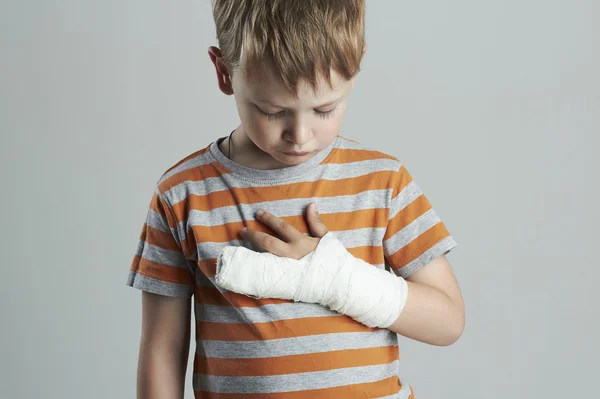 Little boy in a cast.child with a broken arm.kid after accident — Stock Photo, Image