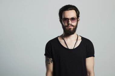 moda yakışıklı adam. Acımasız sakallı seksi çocuk moda gözlük