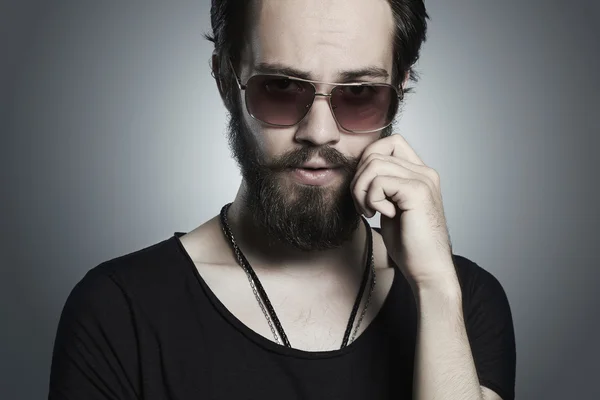 Красивый мужчина. Жестокий бородатый сексуальный мальчик в модных солнечных очках — стоковое фото