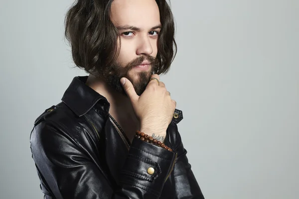 El hombre a la moda joven barbudo en el cuero. Hipster.guapo chico — Foto de Stock