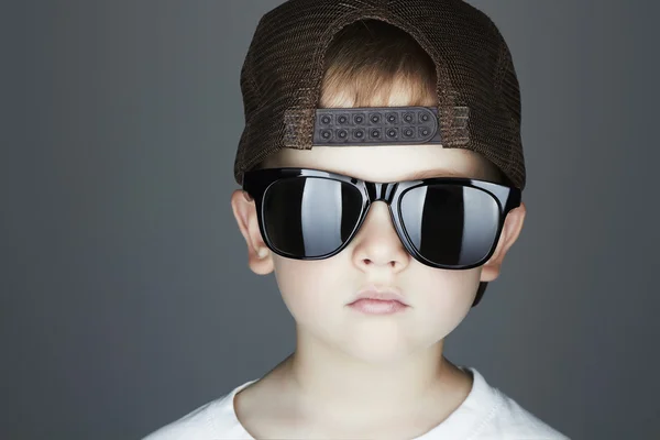 Liten pojke. Hip-Hop Style.sunglasses.Young rappare. Allvarliga barn i Cap — Stockfoto