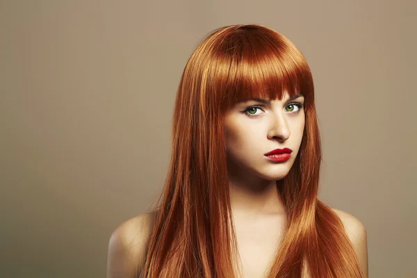 Krásy dívka portrét. Zdravé červené vlasy. Krásná mladá žena — Stock fotografie