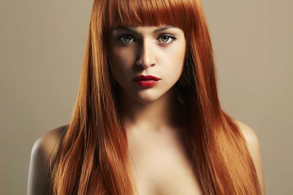 Ομορφιά κορίτσι πορτρέτο. Υγιή κόκκινα μαλλιά. Όμορφη νεαρή γυναίκα — Φωτογραφία Αρχείου