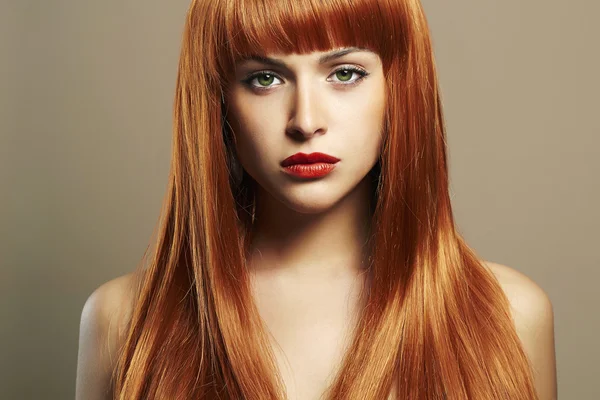 Krásy dívka portrét. Zdravé červené vlasy. Krásná mladá žena — Stock fotografie