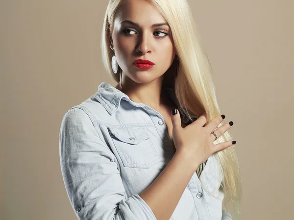 Ung vacker kvinna. Sexig Blond tjej. Grå Background.red läppar — Stockfoto