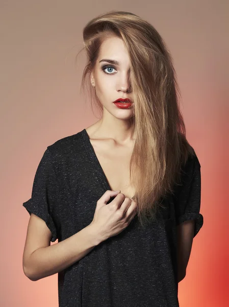 Modeporträt der schönen jungen Frauen.hübsches blondes Mädchen — Stockfoto