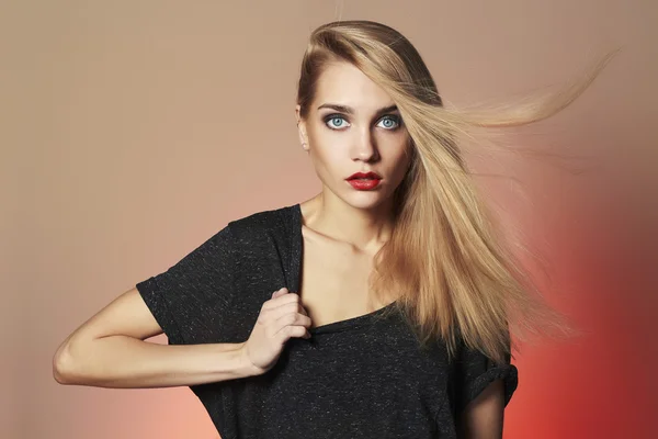 Beautiful young woman.Blond girl.Beauty salon make-up — Stock Photo, Image