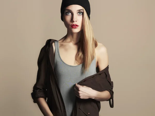 Fashionable beautiful young woman in cap. beauty blond girl in hat — Stock Photo, Image