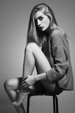 bir taburede oturan sarışın kadın. Güzel kız