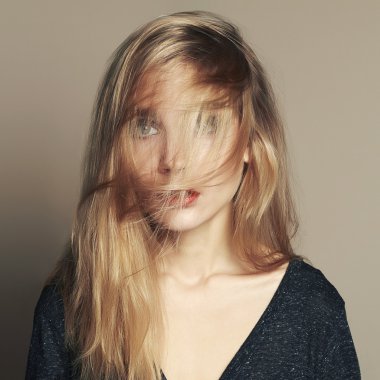 güzel ve genç birbayan. Yüzünde saçlı sarışın kız