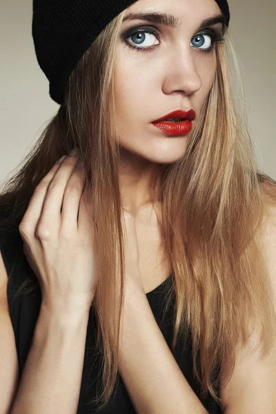 Mulher jovem bonita na moda em gorro. beleza loira menina no chapéu — Fotografia de Stock