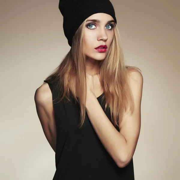 Mujer joven hermosa de moda en sombrero. chica rubia de belleza con gorra. ropa casual —  Fotos de Stock