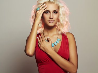 Kırmızı elbiseli genç güzel kadın. Seksi vücut sarışın girl.plastic cerrahi