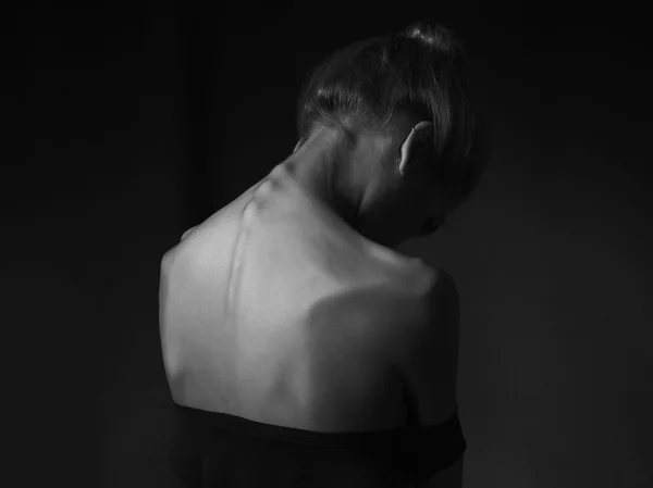Fiatal nő meztelen hátán. szomorú lány — Stock Fotó