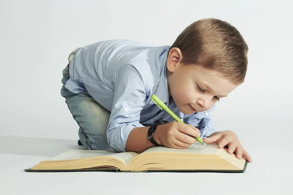 Воспитание и школа - маленький мальчик с книжкой на полу. смешной ребенок — стоковое фото